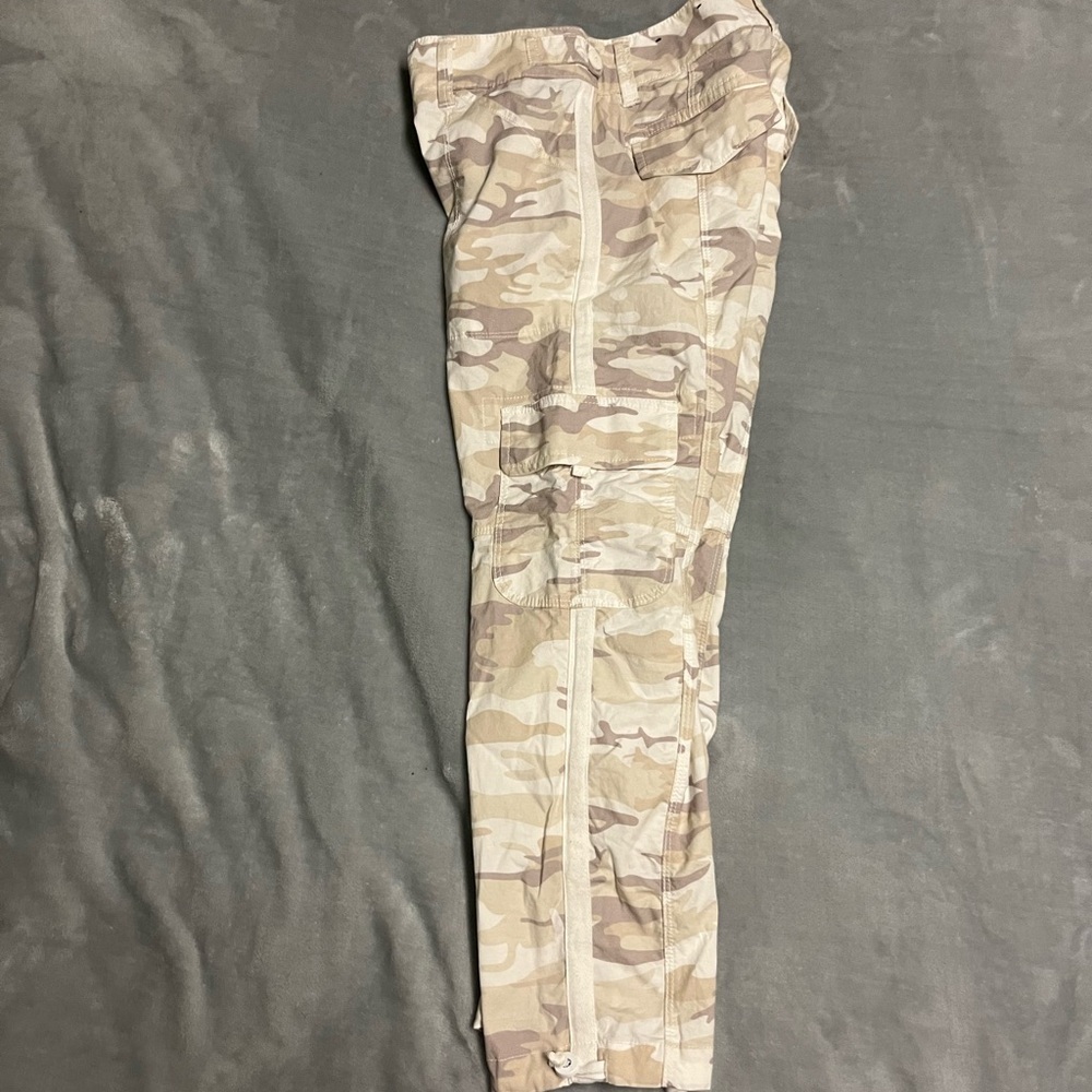 Camouflage Cargo Capri Pants - Picture 4 of 4